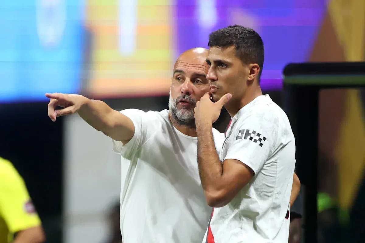 Trener va futbolchi strategiya muhokama qilmoqda Trener va futbolchi strategiya muhokama qilmoqda