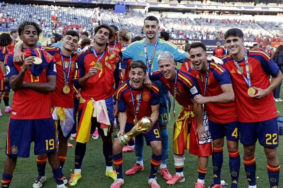 Ispaniya futbolchilarining chempionlik kubogini ushlab turishi Ispaniya futbolchilarining chempionlik kubogini ushlab turishi