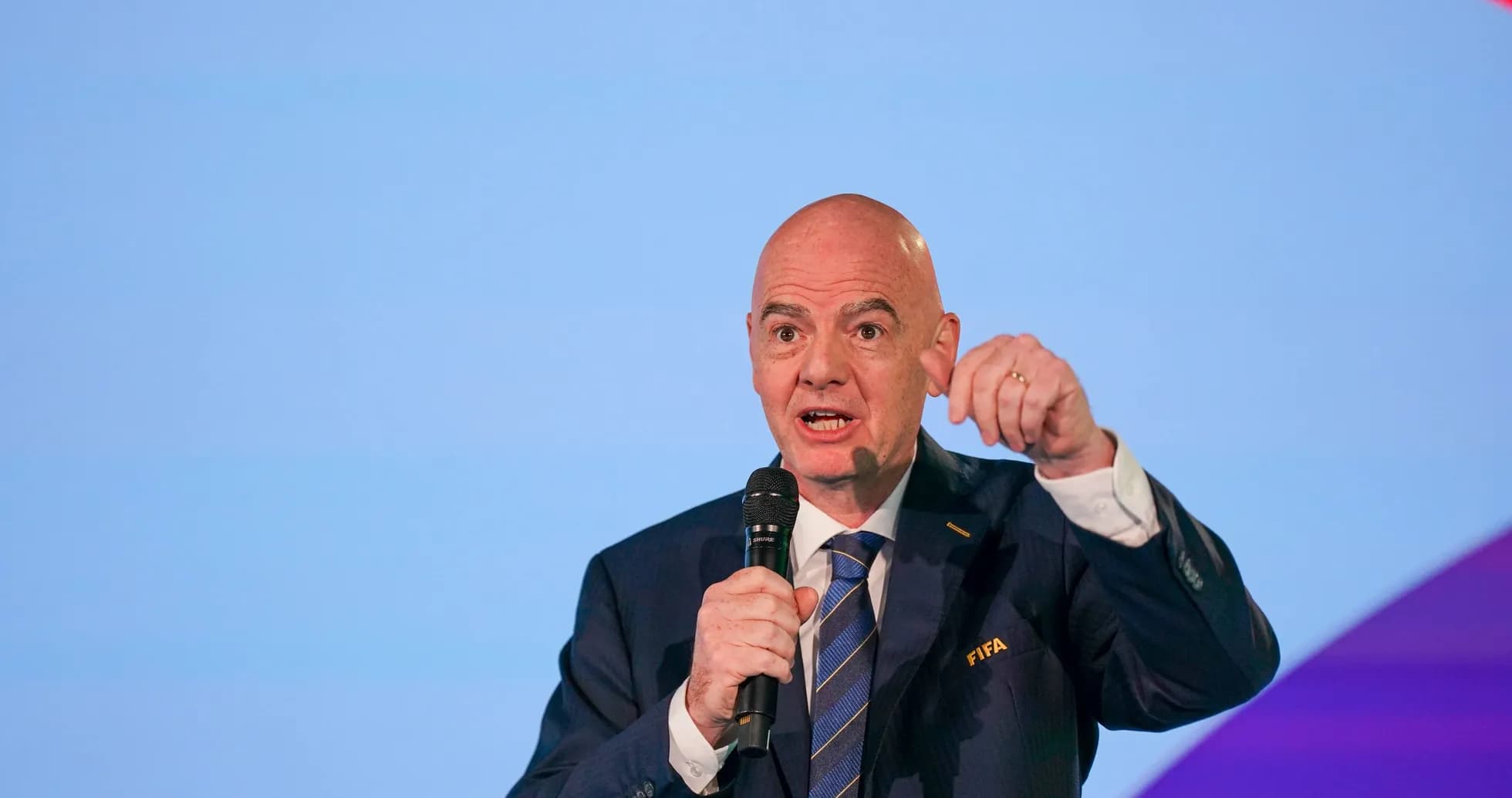 FIFA prezidenti nutq so'zlayapti FIFA prezidenti nutq so'zlayapti