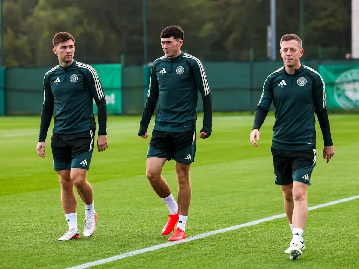 Uchta futbolchi trening maydonida yurib kelmoqda Uchta futbolchi trening maydonida yurib kelmoqda