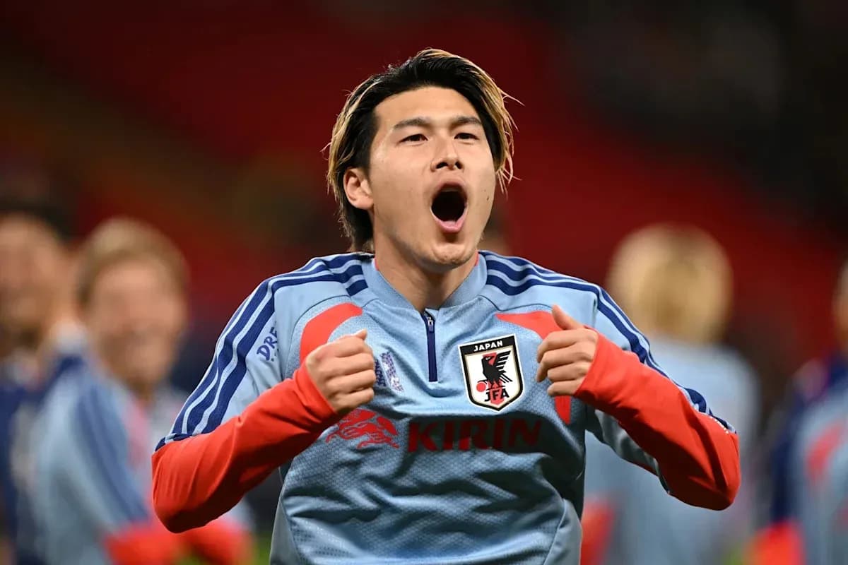 Futbolchi Japan formasi bilan qizg'in harakatda Futbolchi Japan formasi bilan qizg'in harakatda