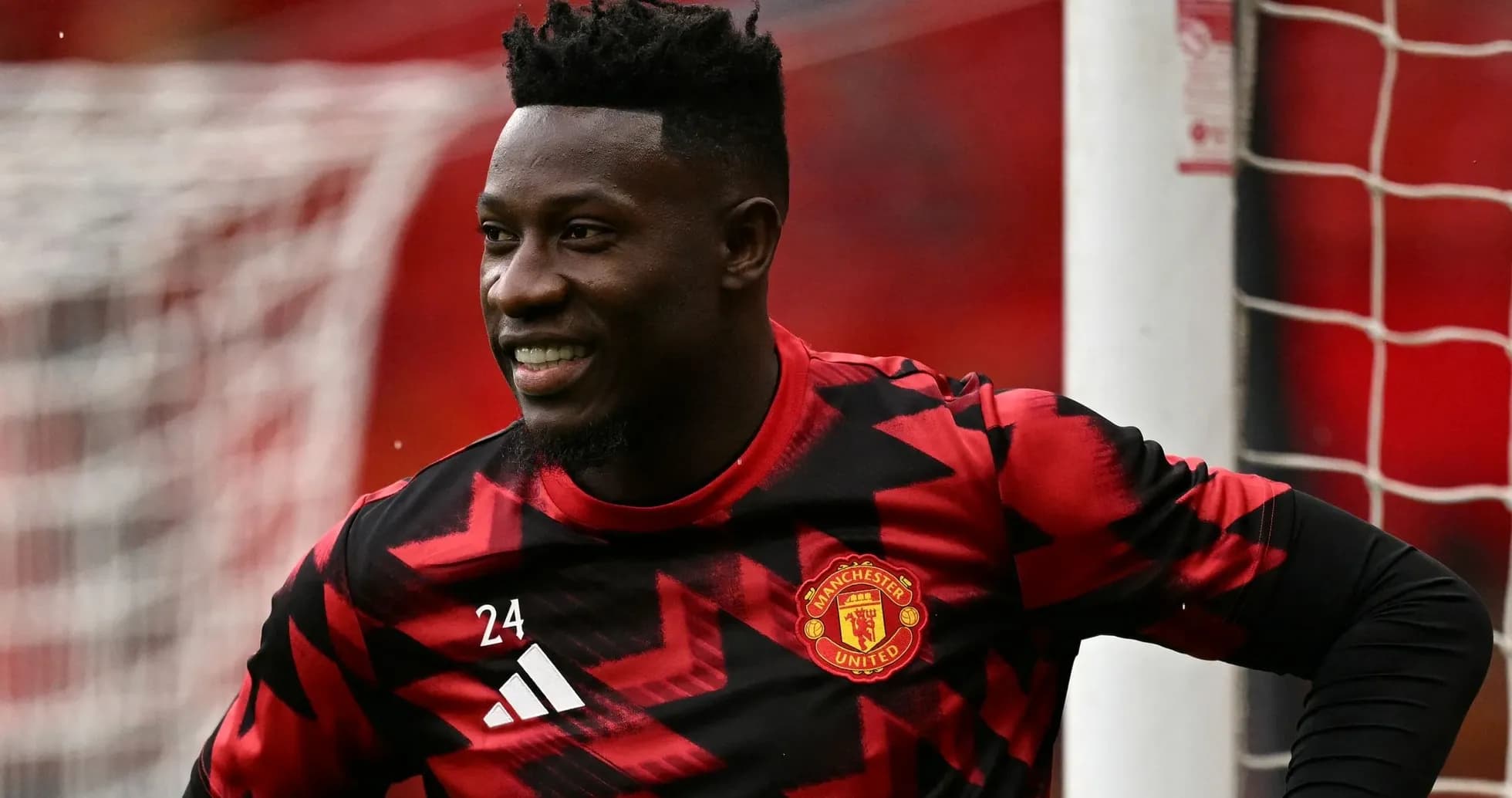 Futbolchi Manchester United formasida kulib turibdi Futbolchi Manchester United formasida kulib turibdi
