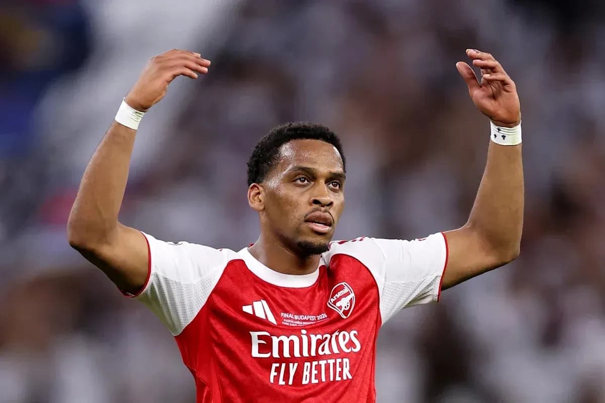 Futbolchi Arsenal formasida maydonda qo'llarini ko'tarib turibdi Futbolchi Arsenal formasida maydonda qo'llarini ko'tarib turibdi