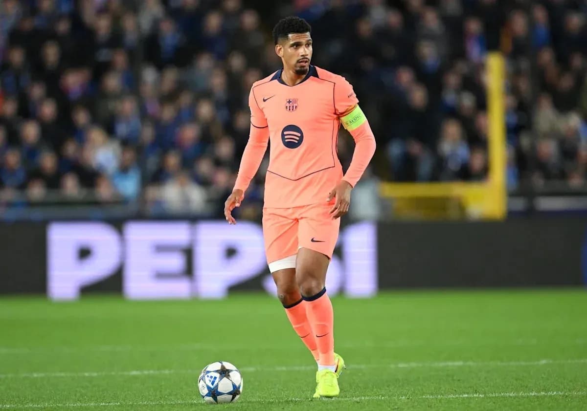 Futbolchi to'p bilan maydonda harakatlanmoqda Futbolchi to'p bilan maydonda harakatlanmoqda