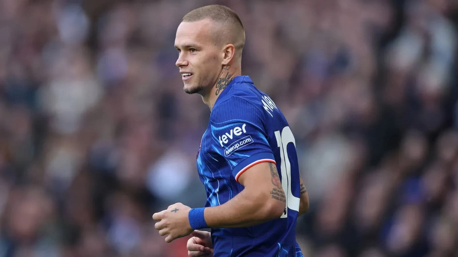 Futbolchi maydonda harakatda, ko'k forma kiygan Futbolchi maydonda harakatda, ko'k forma kiygan
