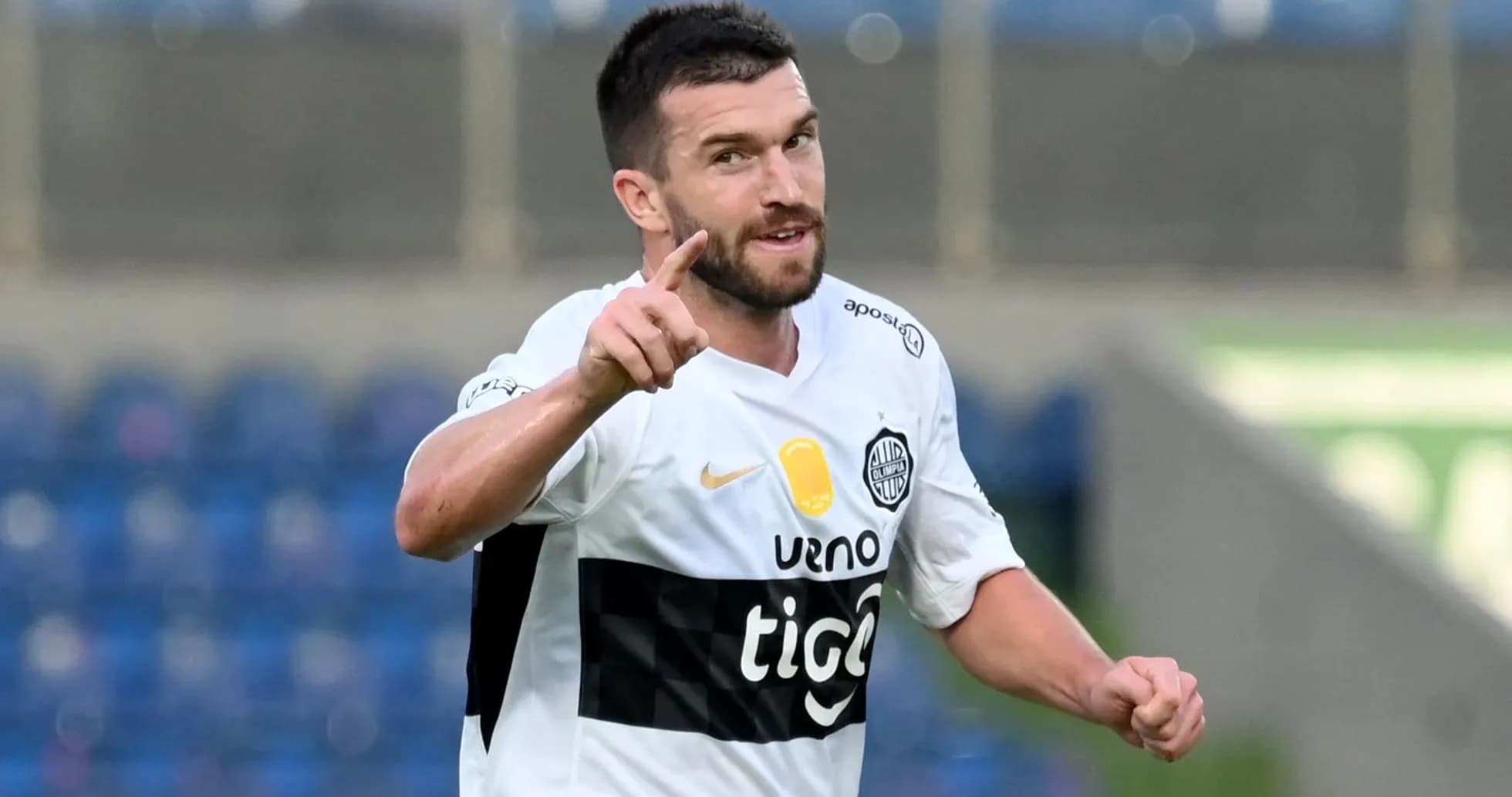 Futbolchi gol urib, qo'lini ko'tarib turibdi Futbolchi gol urib, qo'lini ko'tarib turibdi