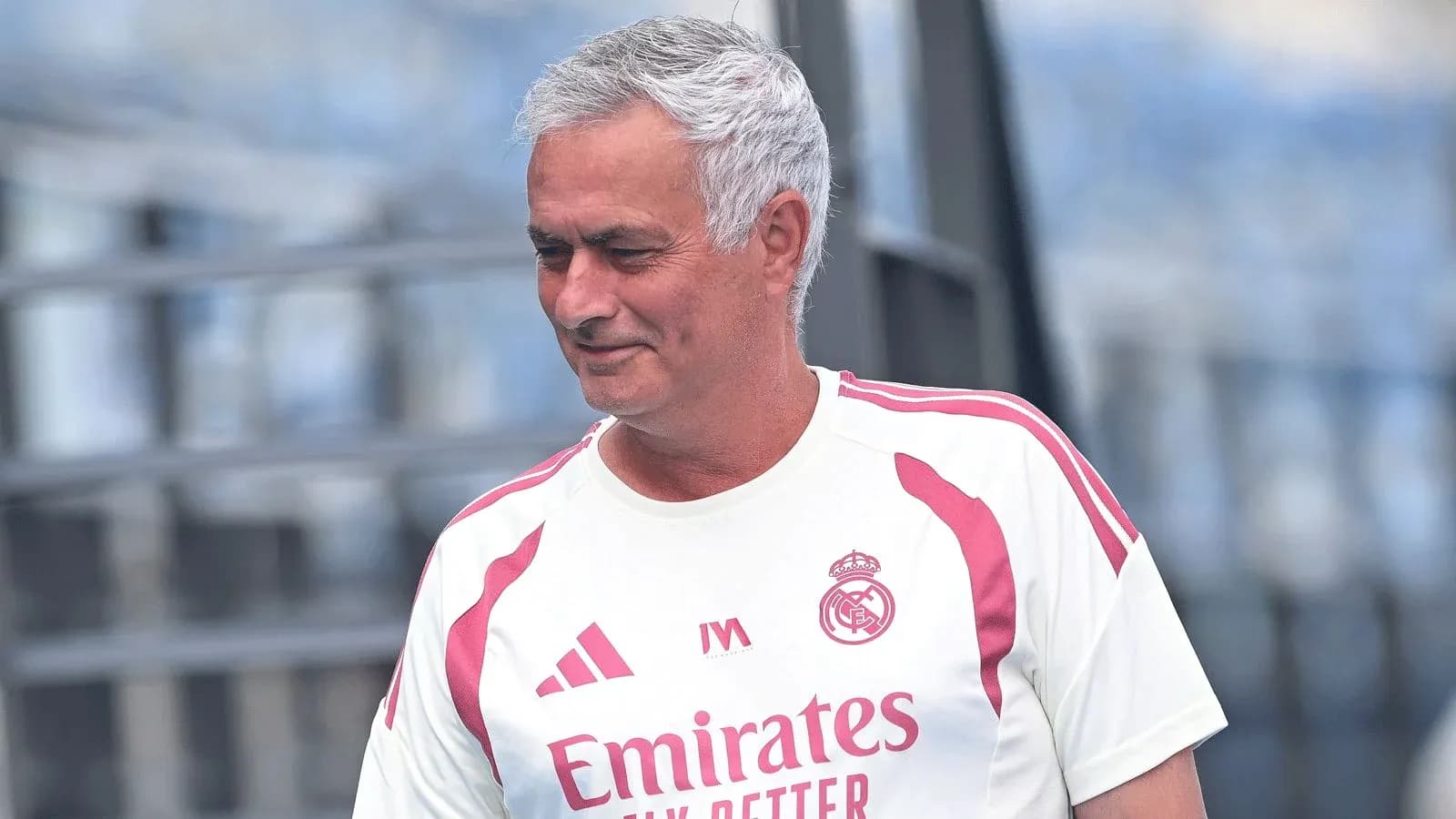 Murinho trening paytida qizil-oq futbolka kiygan Murinho trening paytida qizil-oq futbolka kiygan