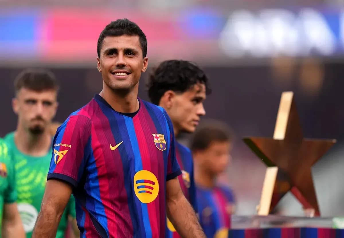 Futbolchi Barcelona formasida, qahramonlik yulduzi yonida Futbolchi Barcelona formasida, qahramonlik yulduzi yonida