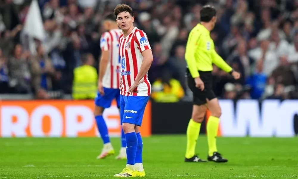 Atletiko Madrid futbolchisi o'yin davomida maydonda Atletiko Madrid futbolchisi o'yin davomida maydonda