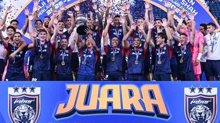 Johor Darul Ta'zim players celebrating trophy victory Johor Darul Ta'zim players celebrating trophy victory