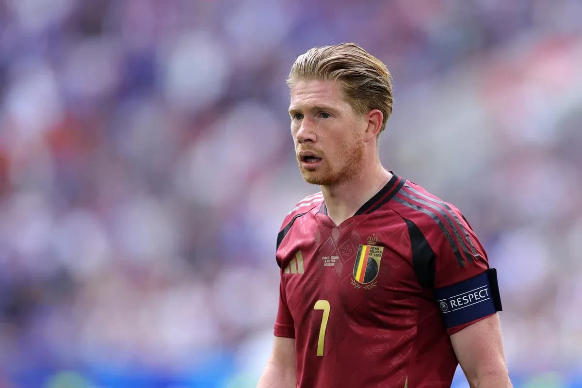 Futbolchi Belgiya jamoasi formasida maydonda Futbolchi Belgiya jamoasi formasida maydonda