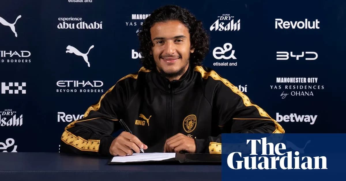 Futbolchi yangi shartnoma imzolayotgan paytda Futbolchi yangi shartnoma imzolayotgan paytda