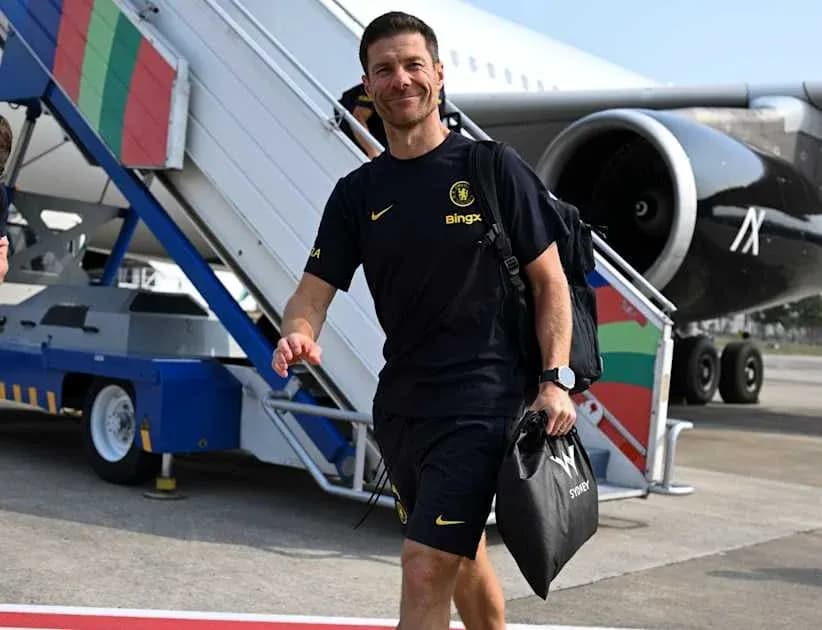 Futbolchi samolyotdan tushib kelmoqda Futbolchi samolyotdan tushib kelmoqda