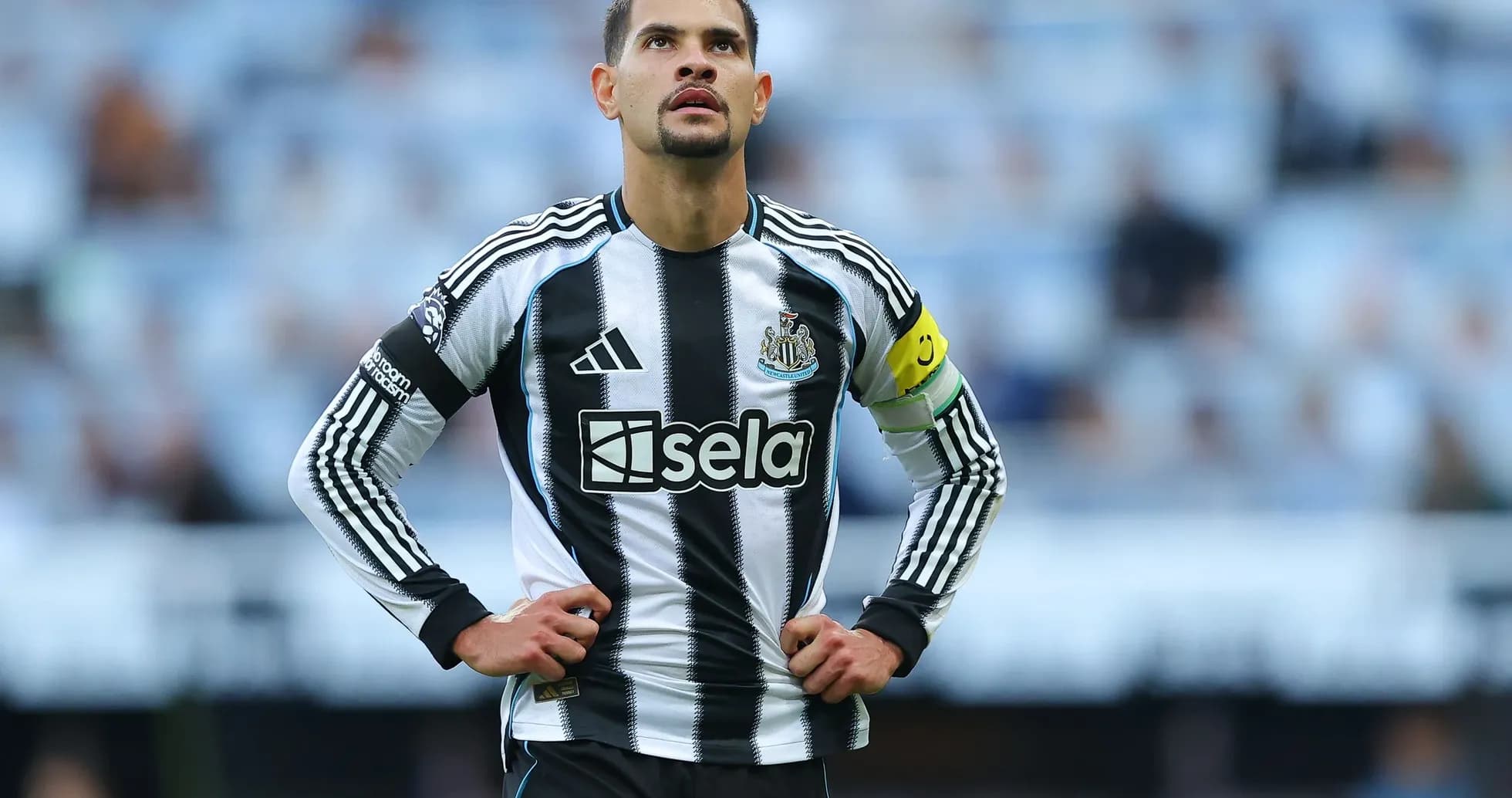 Futbolchi maydonda, Newcastle formasida, kapitan. Futbolchi maydonda, Newcastle formasida, kapitan.