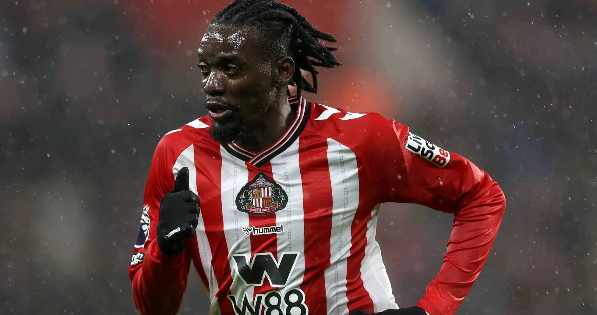 Futbolchi qiyofasida Sunderland formasi bilan Futbolchi qiyofasida Sunderland formasi bilan