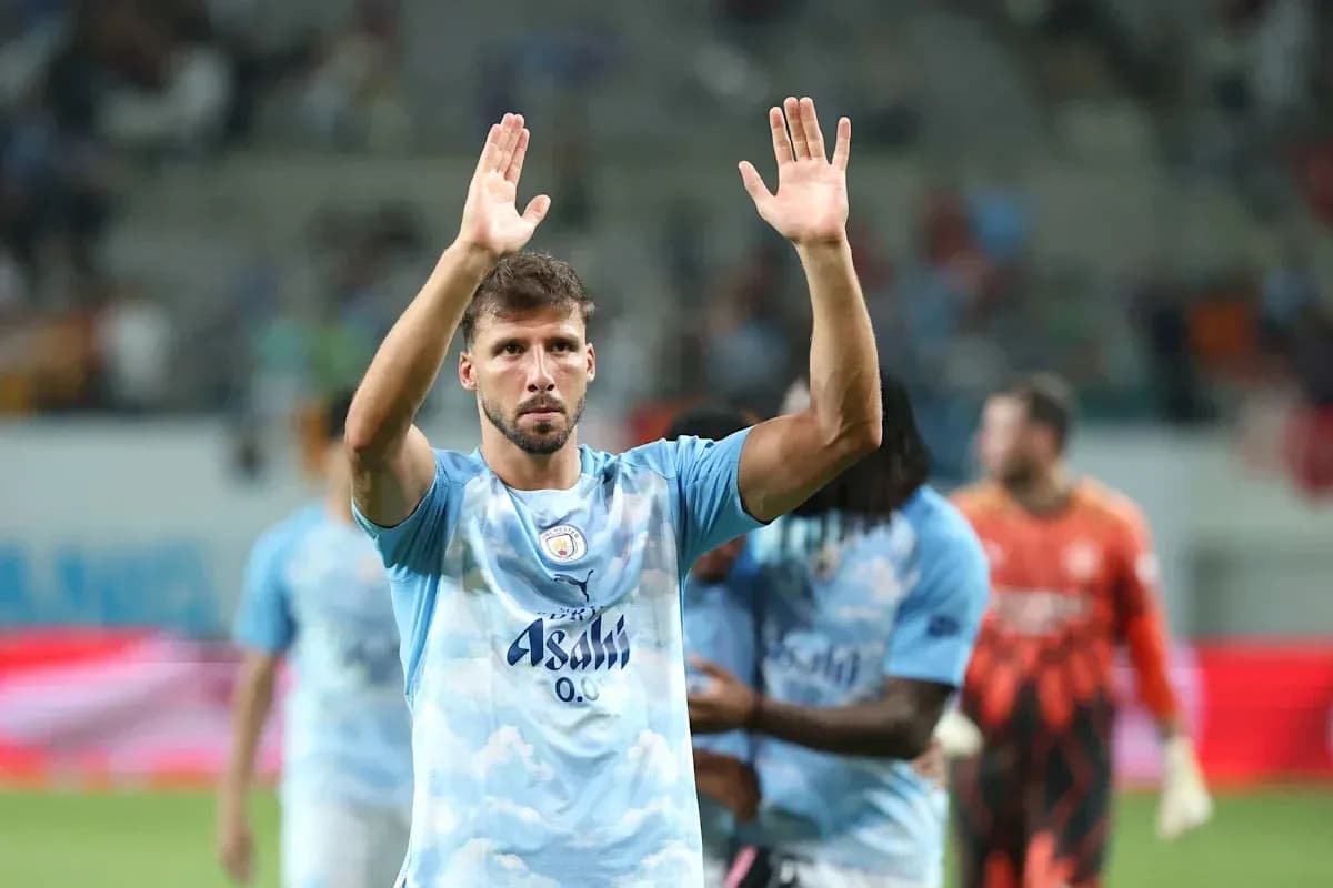 Futbolchi maydonda muxlislarni salomlashmoqda Futbolchi maydonda muxlislarni salomlashmoqda