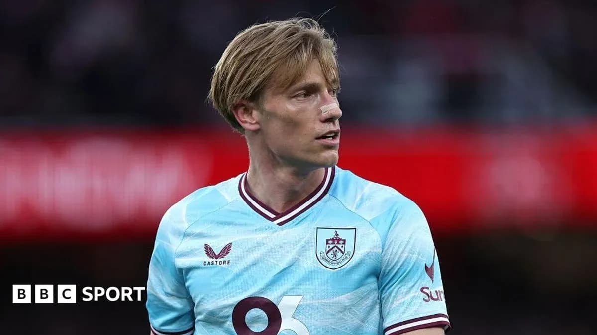 Futbolchi Burnli formasi bilan maydonda turibdi Futbolchi Burnli formasi bilan maydonda turibdi