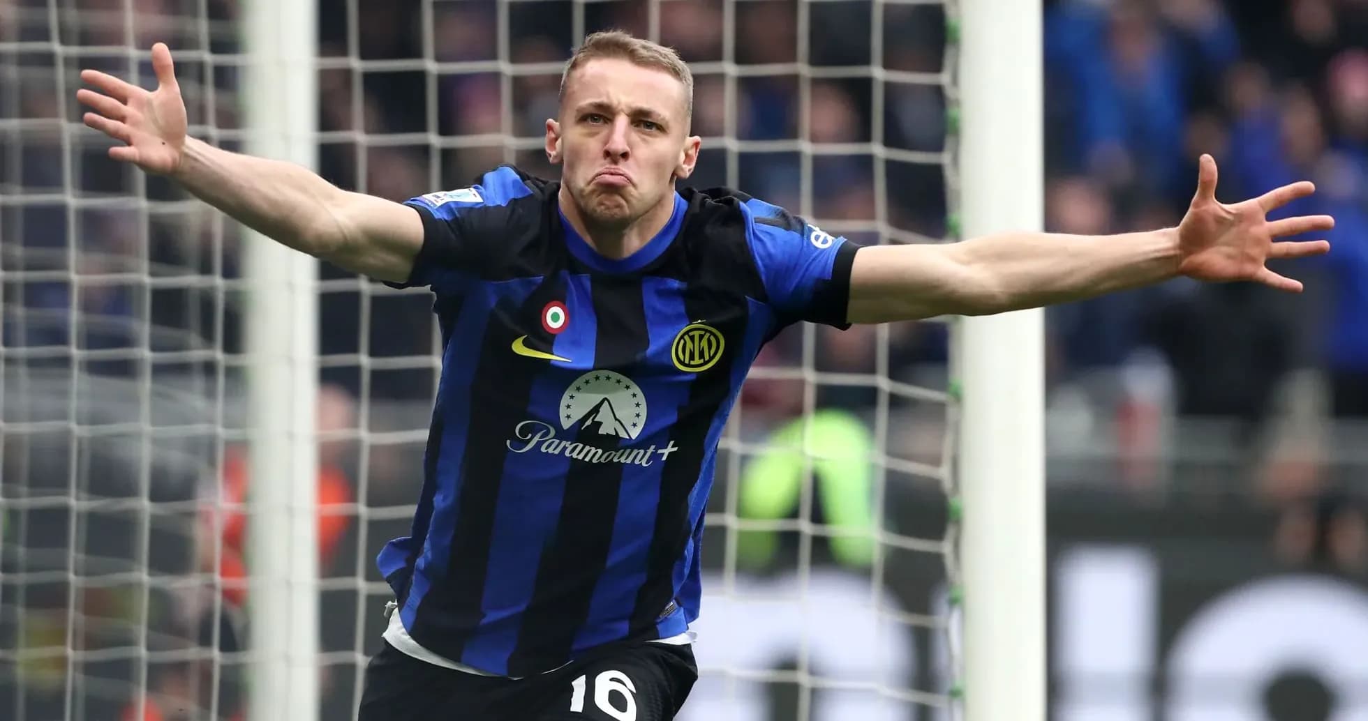 Futbolchi gol urishdan keyin nishonlayapti Futbolchi gol urishdan keyin nishonlayapti