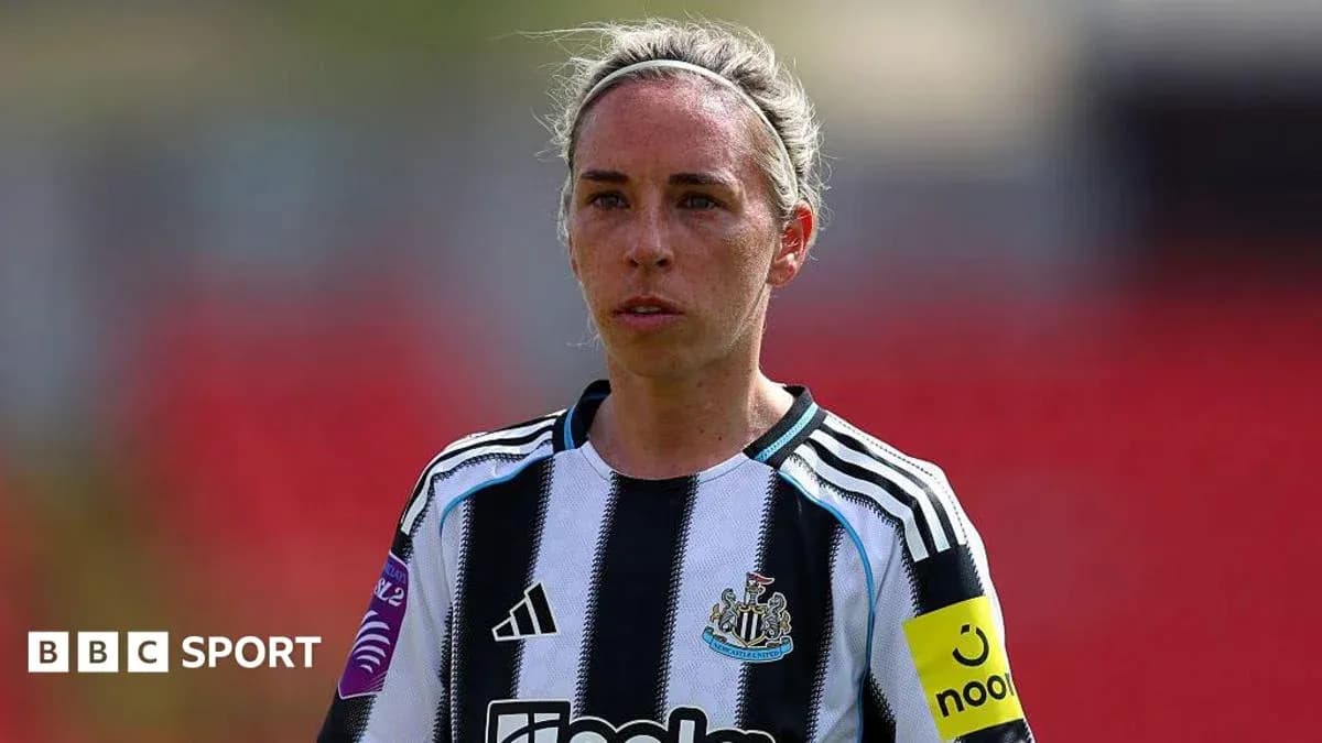 Futbolchi Newcastle United formasida, maydonda Futbolchi Newcastle United formasida, maydonda