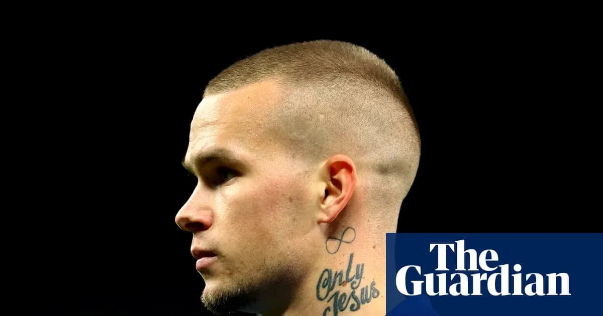 Yuzida tishli futbolchining profil ko'rinishi Yuzida tishli futbolchining profil ko'rinishi