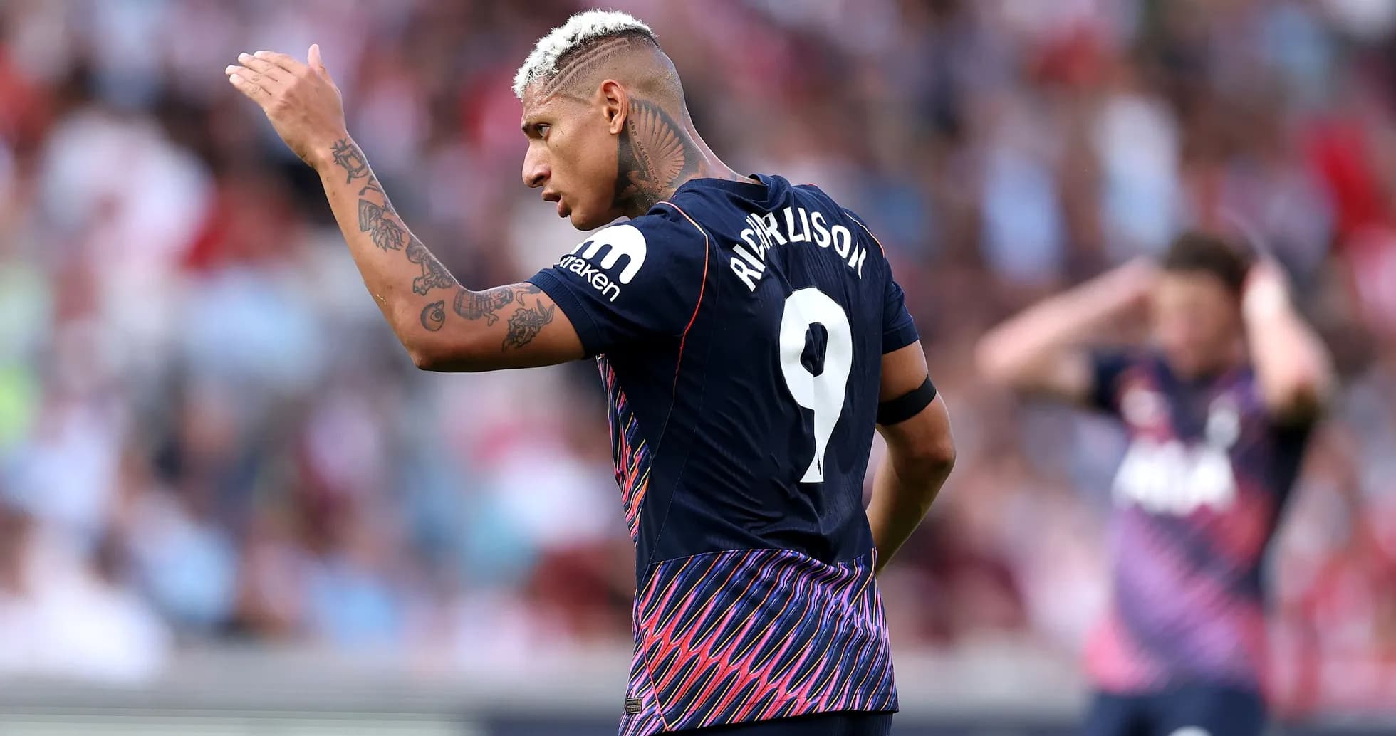 Futbolchi Richarlison o'yin davomida harakat qilmoqda Futbolchi Richarlison o'yin davomida harakat qilmoqda