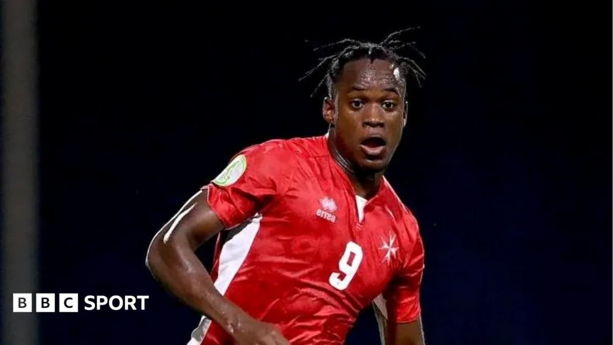 Futbolchi raqib bilan kurashayotgan holatda Futbolchi raqib bilan kurashayotgan holatda