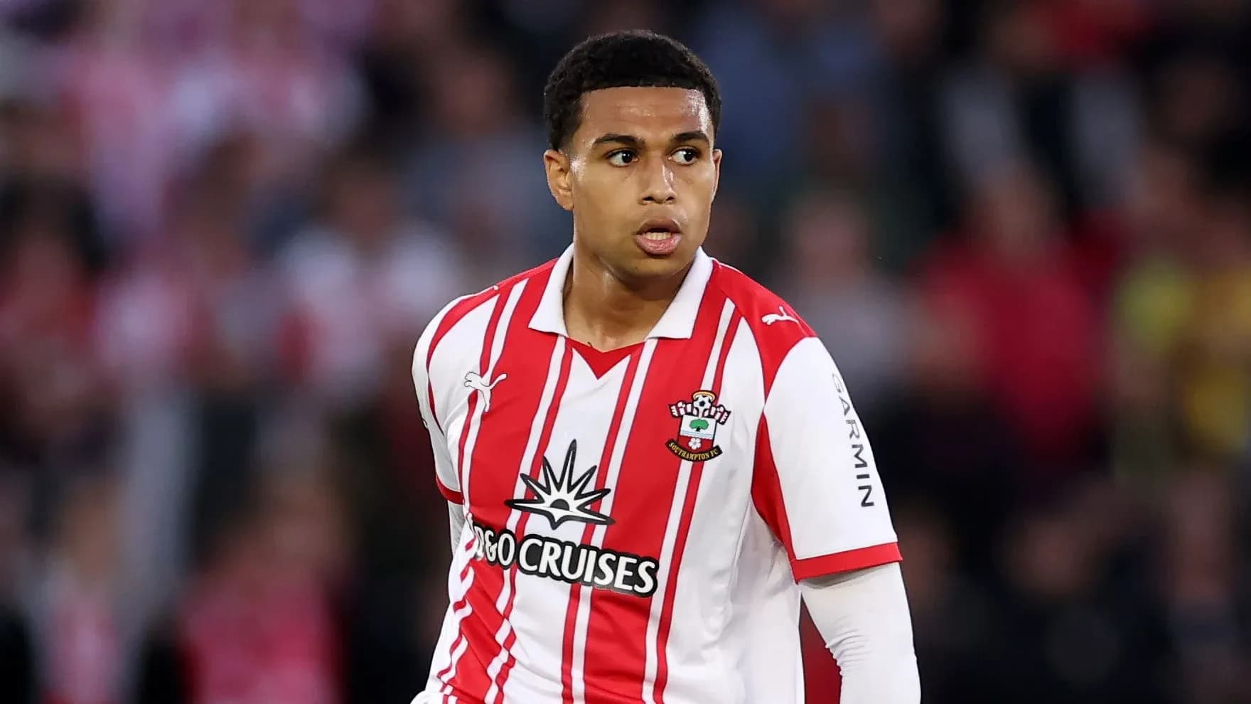 Futbolchi Southampton formasida o'yinda Futbolchi Southampton formasida o'yinda