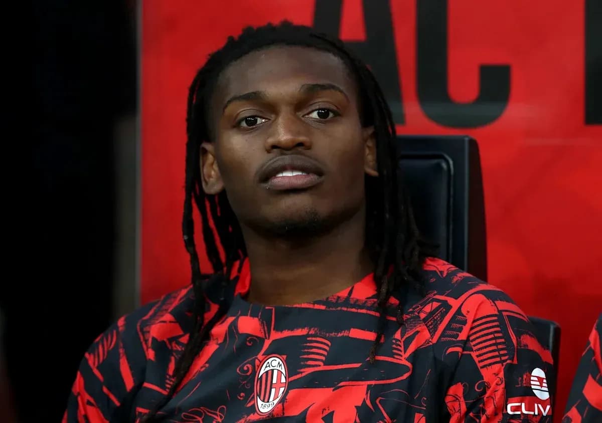 Futbolchi benchda o‘tirgan, AC Milan formasi Futbolchi benchda o‘tirgan, AC Milan formasi