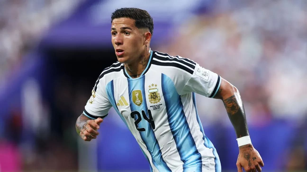 Futbolchi Argentina formasi bilan maydonda harakatda Futbolchi Argentina formasi bilan maydonda harakatda