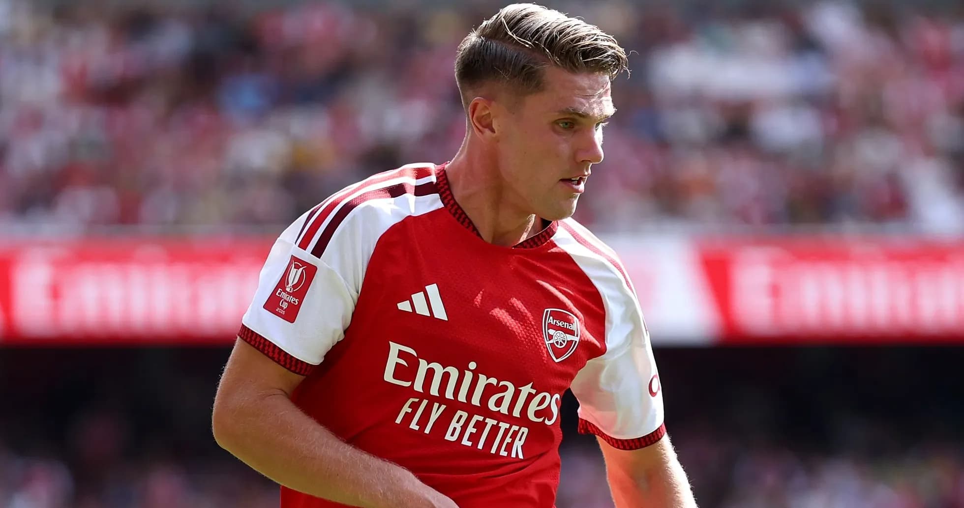 O'yinchi Arsenal formasida maydonda harakatlanmoqda O'yinchi Arsenal formasida maydonda harakatlanmoqda