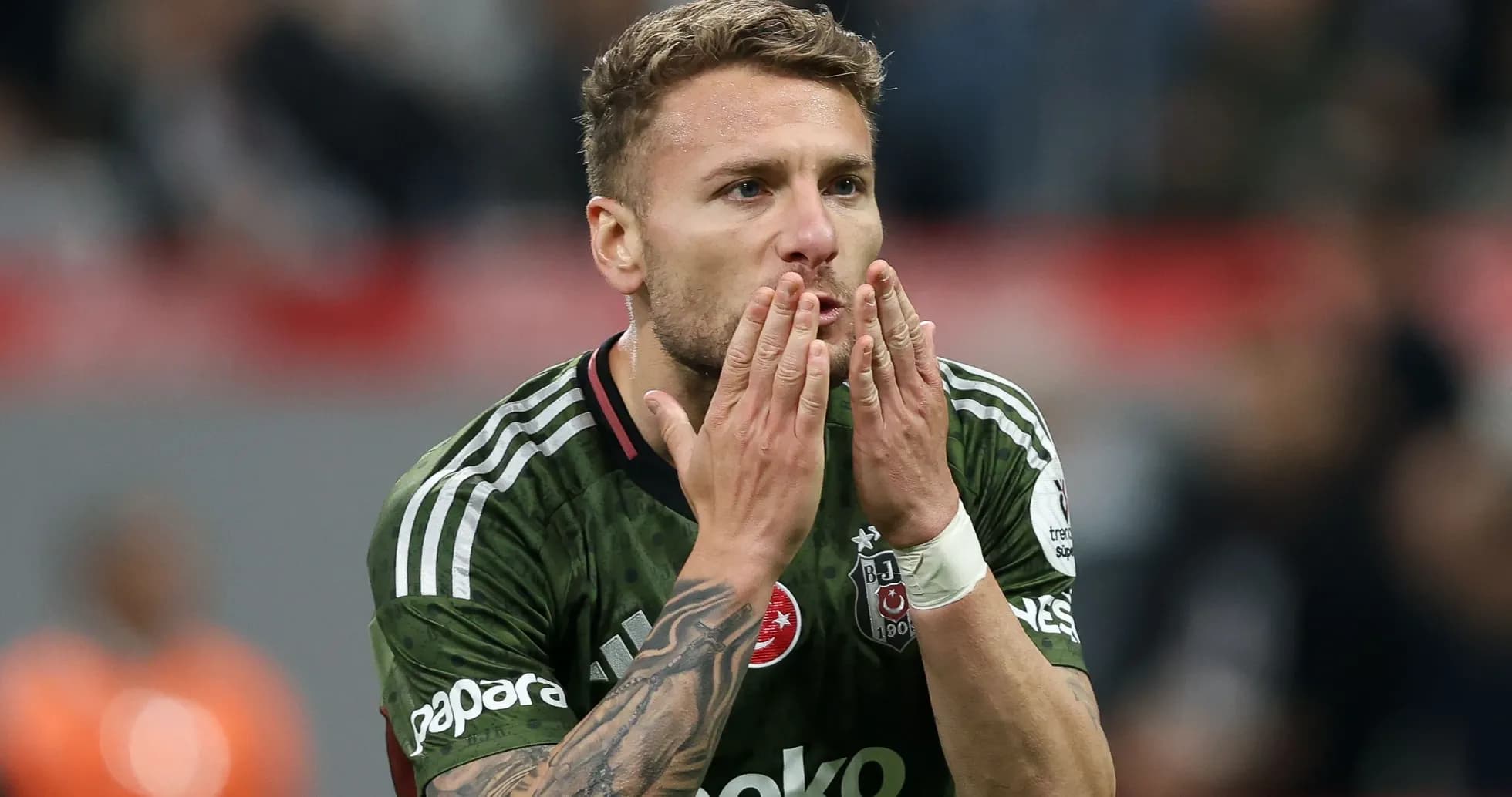 Futbolchi maydonda muxlislarga qizil yo'llar yuboradi Futbolchi maydonda muxlislarga qizil yo'llar yuboradi