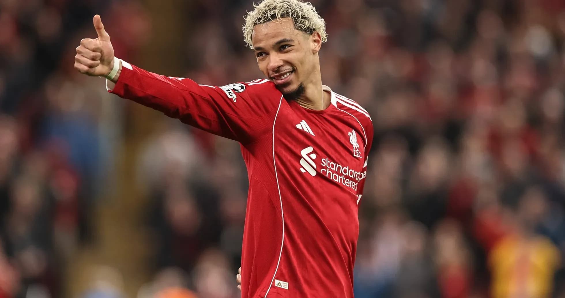 Futbolchi Liverpool formasida maydonda tabrik qiladi Futbolchi Liverpool formasida maydonda tabrik qiladi