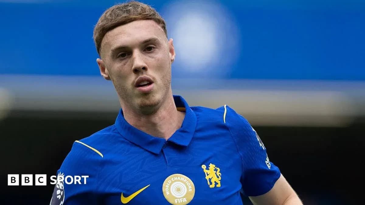 Futbolchi Chelsea formasida maydonga chiqmoqda Futbolchi Chelsea formasida maydonga chiqmoqda