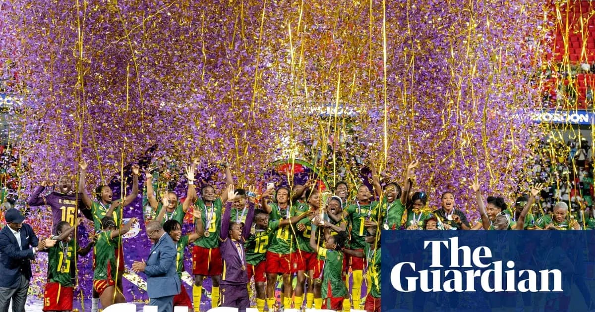 Kamerun terma jamoasi kubokni ko'tarib turibdi Kamerun terma jamoasi kubokni ko'tarib turibdi