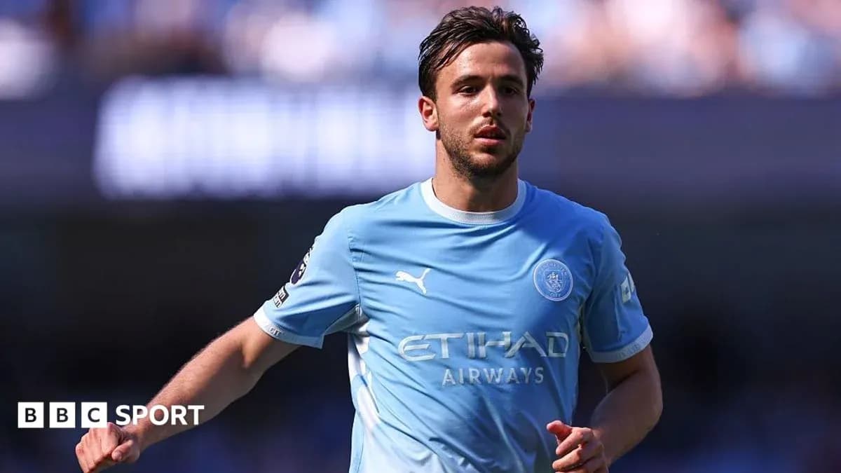 Futbolchi maydonda Manchester City formasida harakatda Futbolchi maydonda Manchester City formasida harakatda