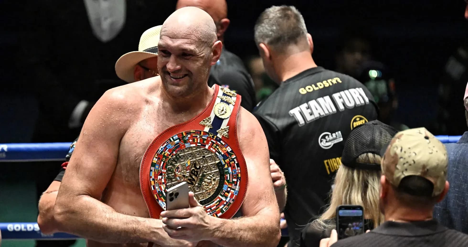 Bokschi Tyson Fury, chempionlik kamarini ko'tarib turibdi Bokschi Tyson Fury, chempionlik kamarini ko'tarib turibdi