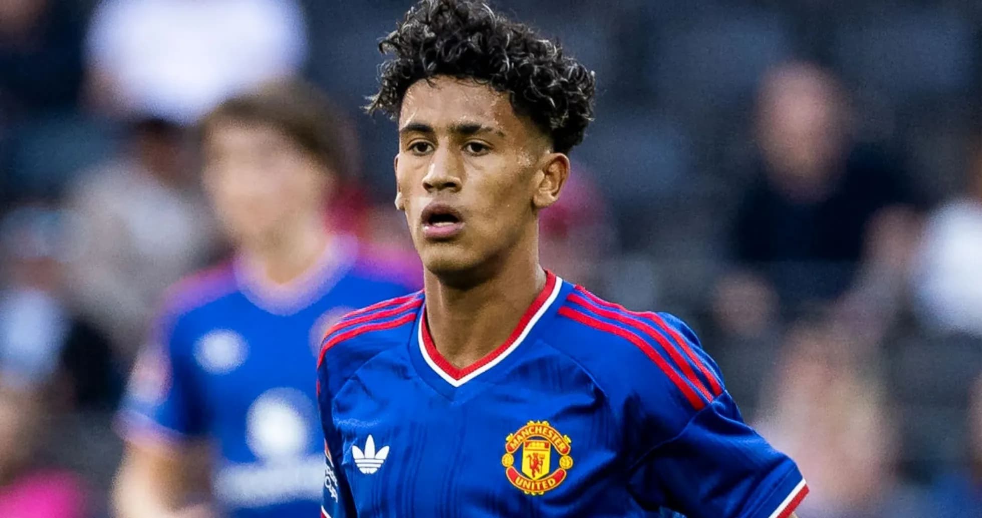 Futbolchi Manchester United formasida maydonda Futbolchi Manchester United formasida maydonda