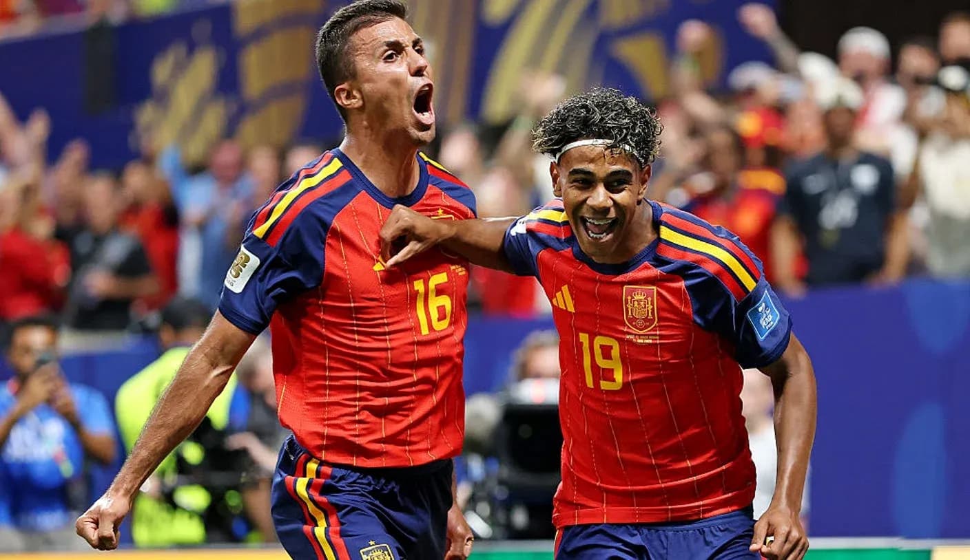 Ispaniya futbolchilari gollarni nishonlamoqda Ispaniya futbolchilari gollarni nishonlamoqda