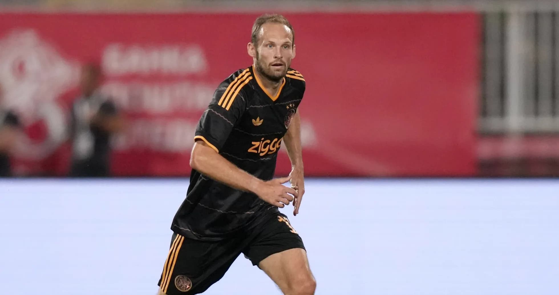 Futbolchi maydonda harakatda, Ajax formasida Futbolchi maydonda harakatda, Ajax formasida