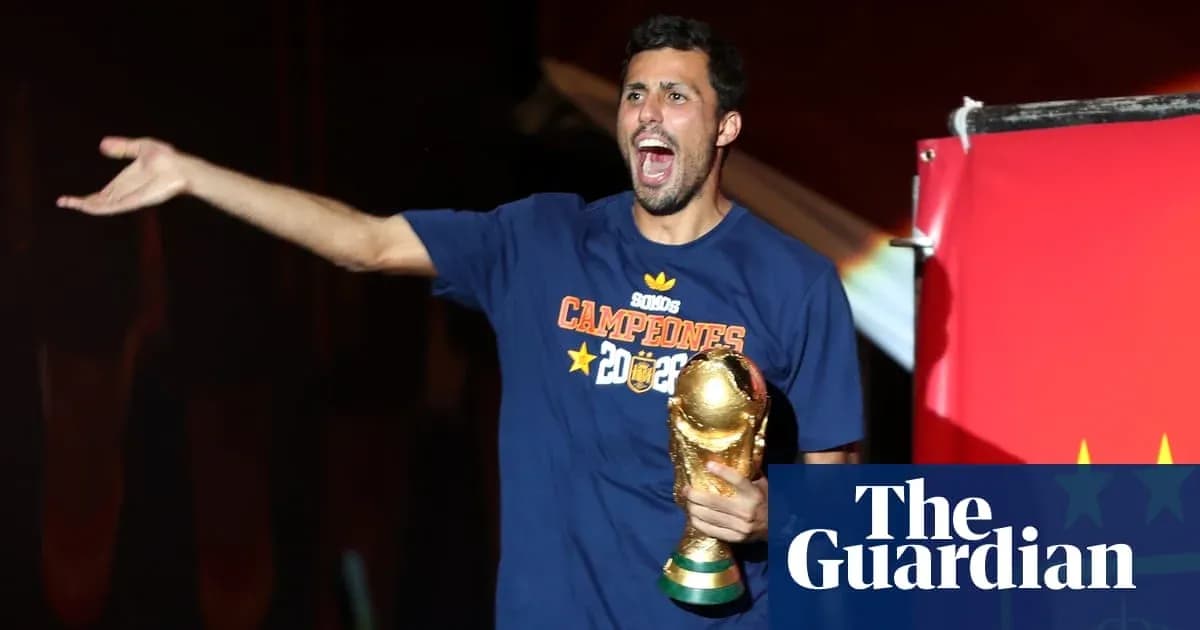 Futbolchi jamoa a'zosi kubokni ko'tarib turibdi Futbolchi jamoa a'zosi kubokni ko'tarib turibdi