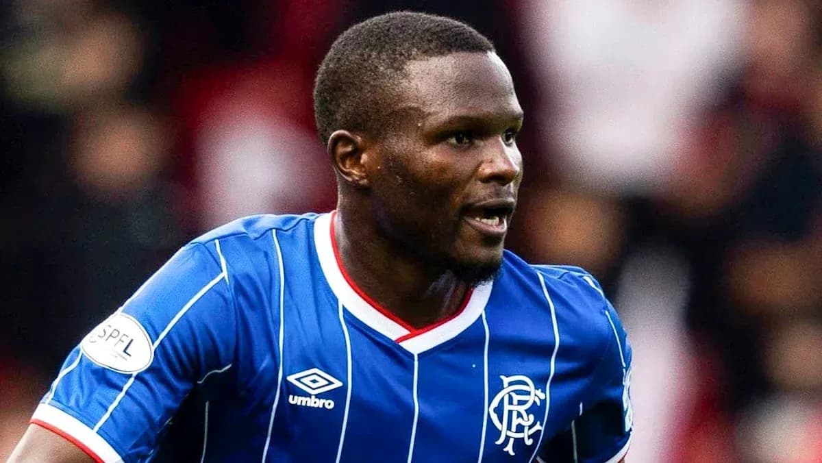 Futbolchi Rangers formasida maydonda harakatlanmoqda Futbolchi Rangers formasida maydonda harakatlanmoqda