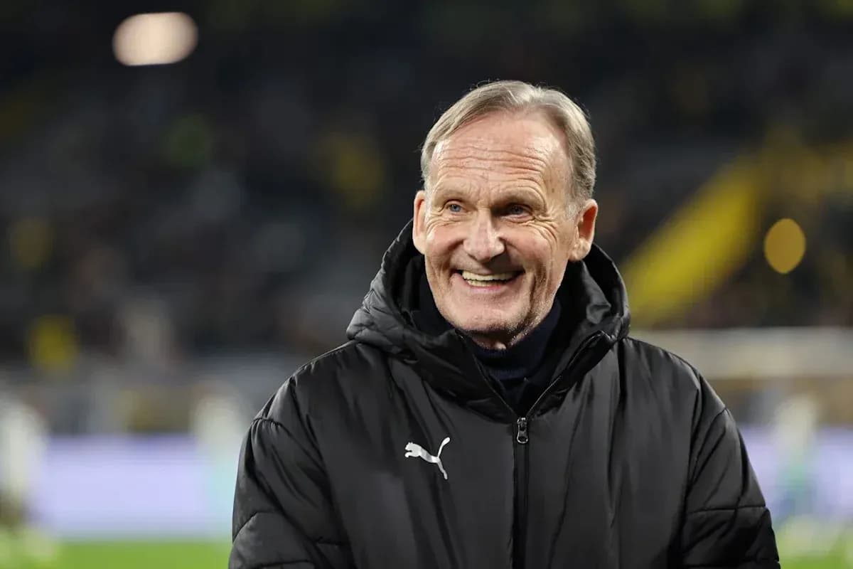 Bosh murabbiy stadionda tabassum bilan turibdi Bosh murabbiy stadionda tabassum bilan turibdi