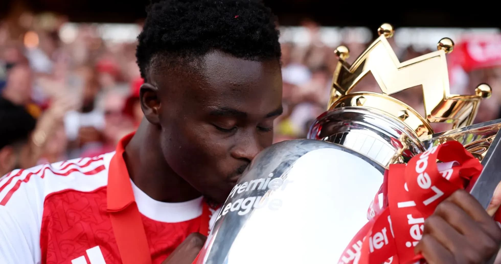 O'yinchi Premier Liga kubogini o'pmoqda O'yinchi Premier Liga kubogini o'pmoqda