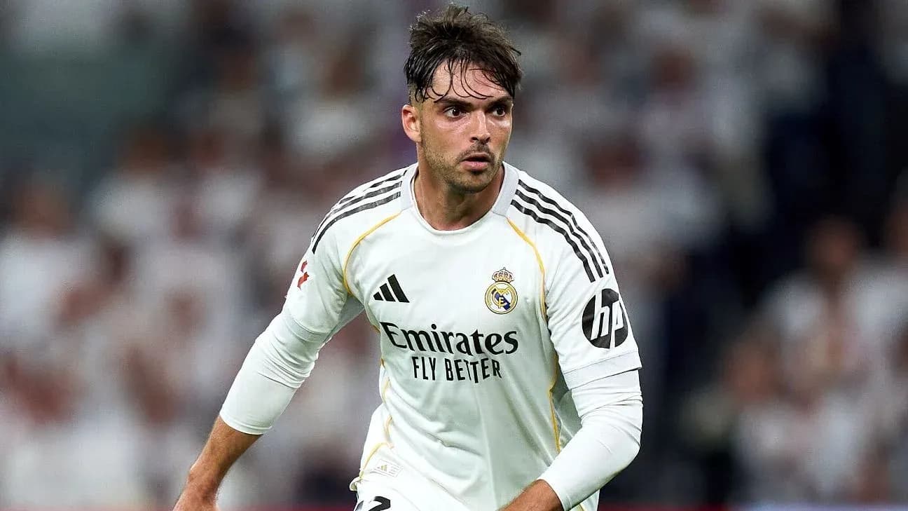 Futbolchi Real Madrid formasida to'pni nazorat qilmoqda Futbolchi Real Madrid formasida to'pni nazorat qilmoqda