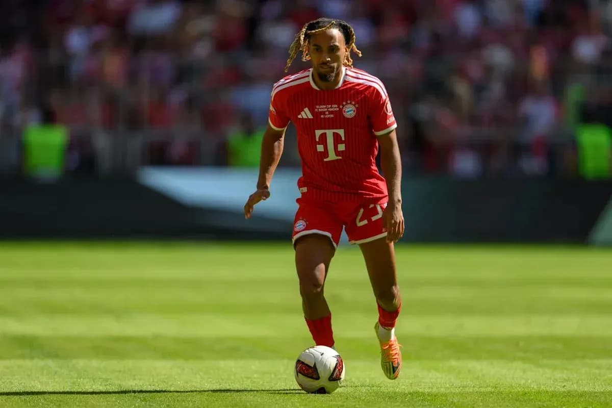 Bayern Munich player dribbling ball on field Bayern Munich player dribbling ball on field
