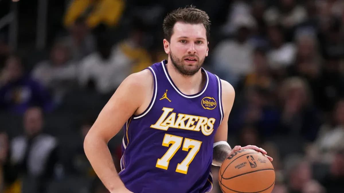 O'yinchi Lakers formasida to'pni olib ketmoqda O'yinchi Lakers formasida to'pni olib ketmoqda