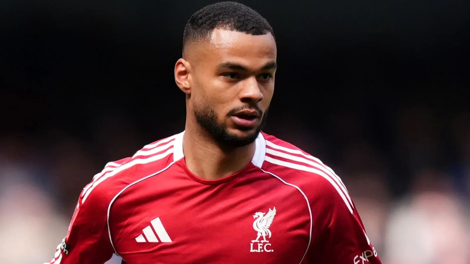 Futbolchi LFC formasi bilan maydonda harakatlanmoqda Futbolchi LFC formasi bilan maydonda harakatlanmoqda