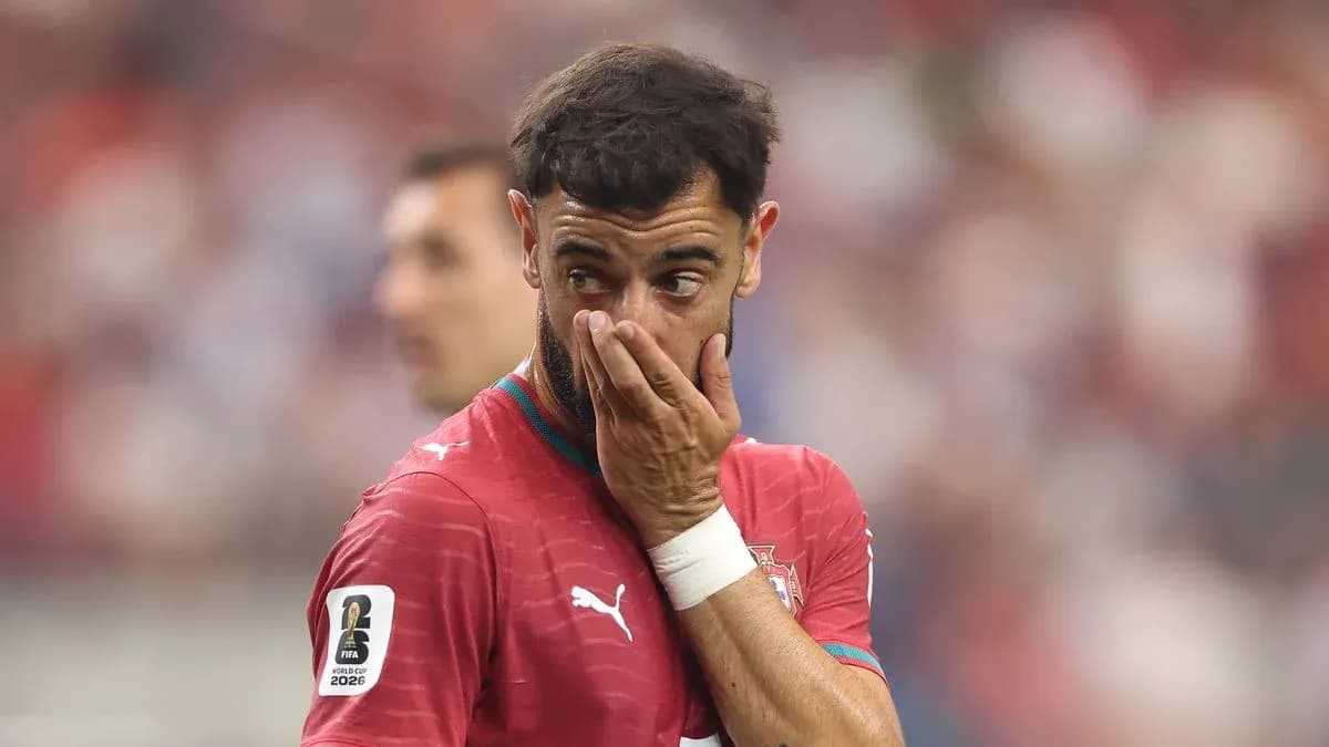 Futbolchi o'yin davomida qo'lini yuzi bilan to'smoqda Futbolchi o'yin davomida qo'lini yuzi bilan to'smoqda