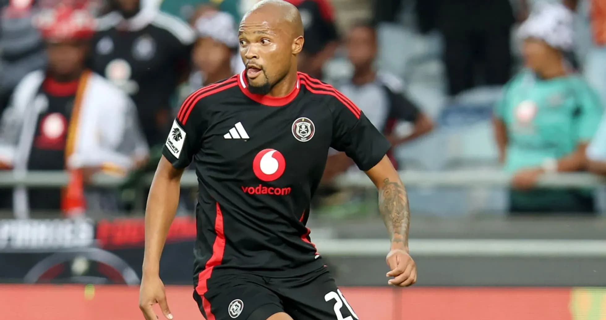 Futbolchi maydonda harakatda, Orlando Pirates formasi Futbolchi maydonda harakatda, Orlando Pirates formasi