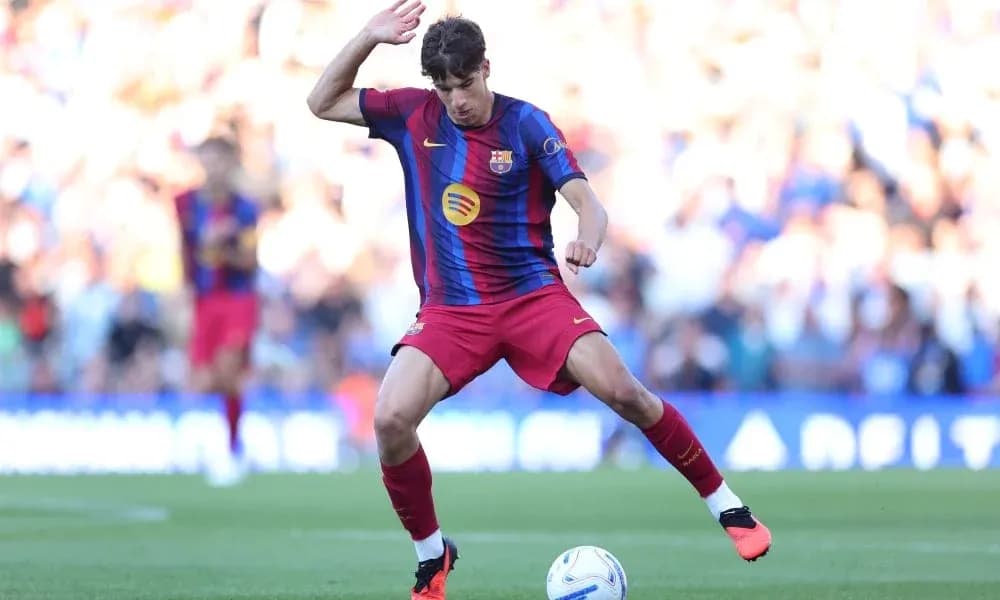 Futbolchi to'pni nazorat qilmoqda, Barcelona formasida Futbolchi to'pni nazorat qilmoqda, Barcelona formasida